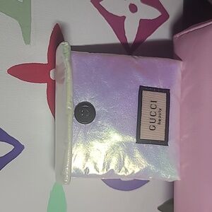 Gucci beauty heart mirror with Gucci pouch